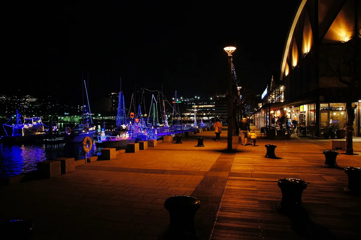 长崎出岛 Wharf 港边步道的夜色